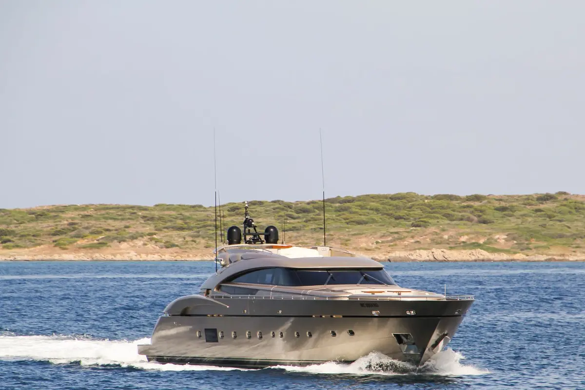 AB Yachts 116, cubierta principal — Barcelona Yacht Rental, Barcelona. De Port Olímpic a Sitges con estela abierta