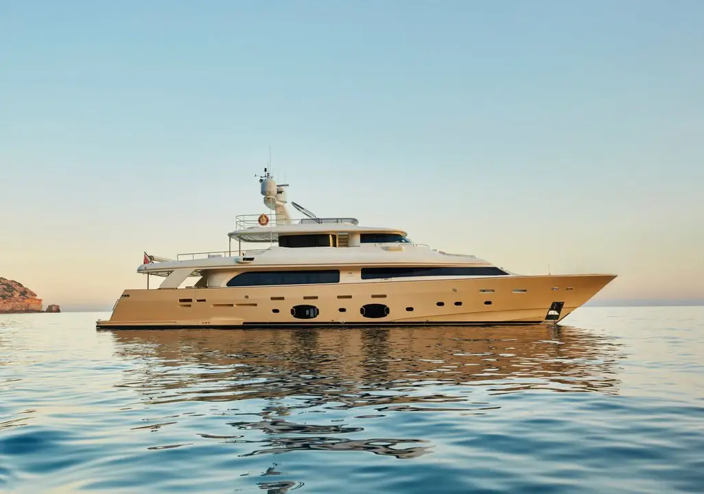AB Yachts 116, flybridge — Barcelona Yacht Rental, Barcelona. De Port Olímpic a Sitges con estela abierta