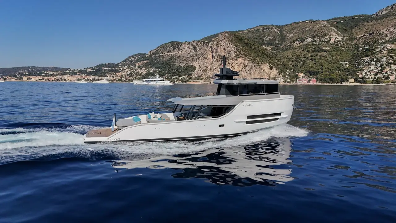 Arcadia Sherpa 60 — Barcelona Yacht Rental, Barcelona. Cubierta abierta y calas tranquilas rumbo a Sitges