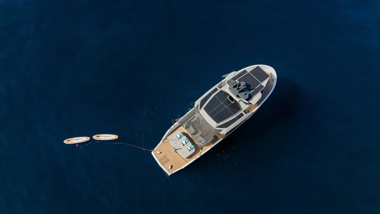 Arcadia Sherpa 60, exterior — Barcelona Yacht Rental, Barcelona. Cubierta abierta y calas tranquilas rumbo a Sitges