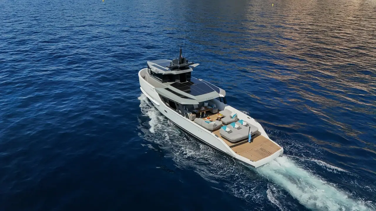 Arcadia Sherpa 60, cubierta principal — Barcelona Yacht Rental, Barcelona. Cubierta abierta y calas tranquilas rumbo a Sitges