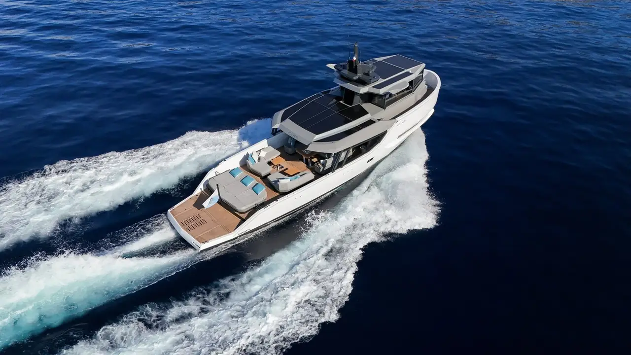 Arcadia Sherpa 60, cubierta de popa — Barcelona Yacht Rental, Barcelona. Cubierta abierta y calas tranquilas rumbo a Sitges