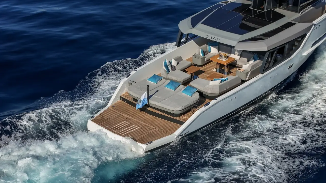Arcadia Sherpa 60, salón — Barcelona Yacht Rental, Barcelona. Cubierta abierta y calas tranquilas rumbo a Sitges