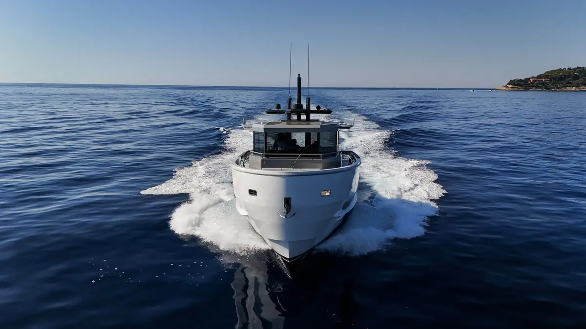 Arcadia Sherpa 60, camarote principal — Barcelona Yacht Rental, Barcelona. Cubierta abierta y calas tranquilas rumbo a Sitges