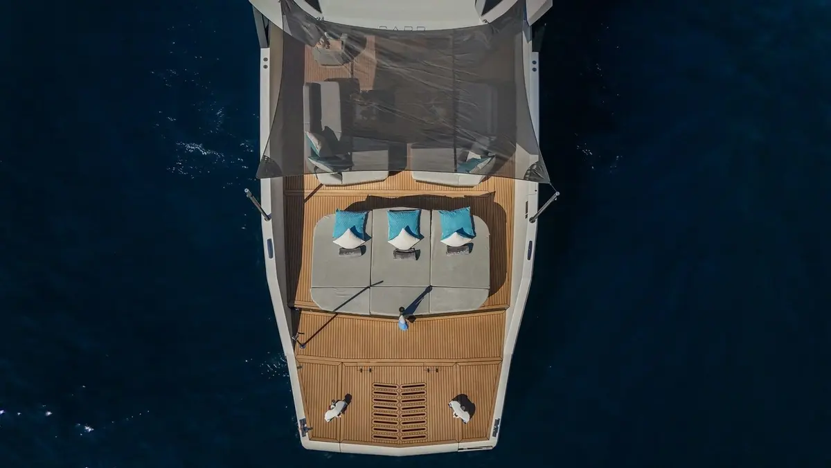 Arcadia Sherpa 60, exterior — Barcelona Yacht Rental, Barcelona. Cubierta abierta y calas tranquilas rumbo a Sitges