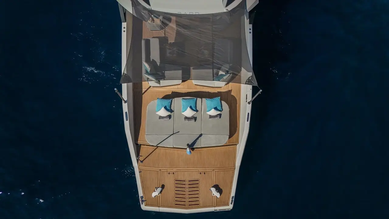 Arcadia Sherpa 60, exterior — Barcelona Yacht Rental, Barcelona. Cubierta abierta y calas tranquilas rumbo a Sitges