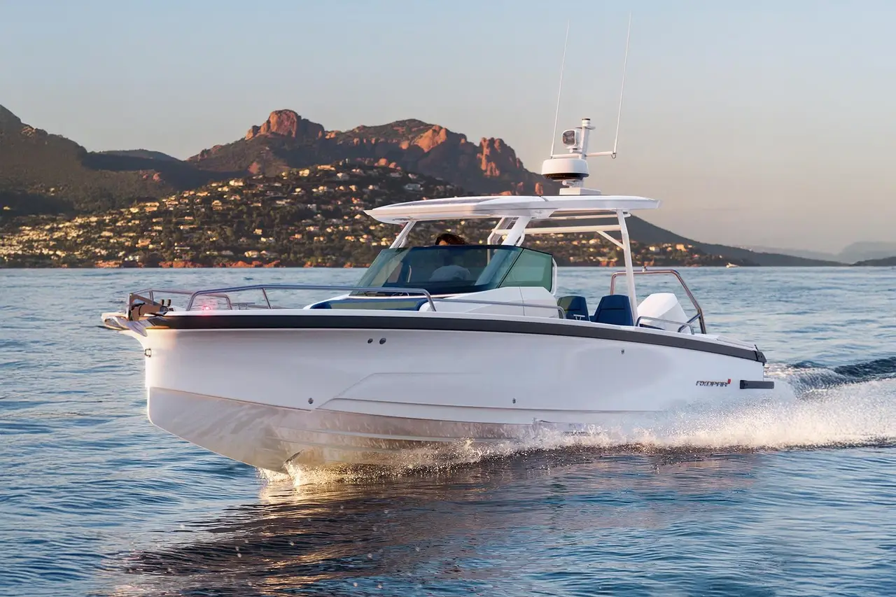 Axopar 28 — Barcelona Yacht Rental, Barcelona. Rápido hacia calas de Sitges antes del mediodía