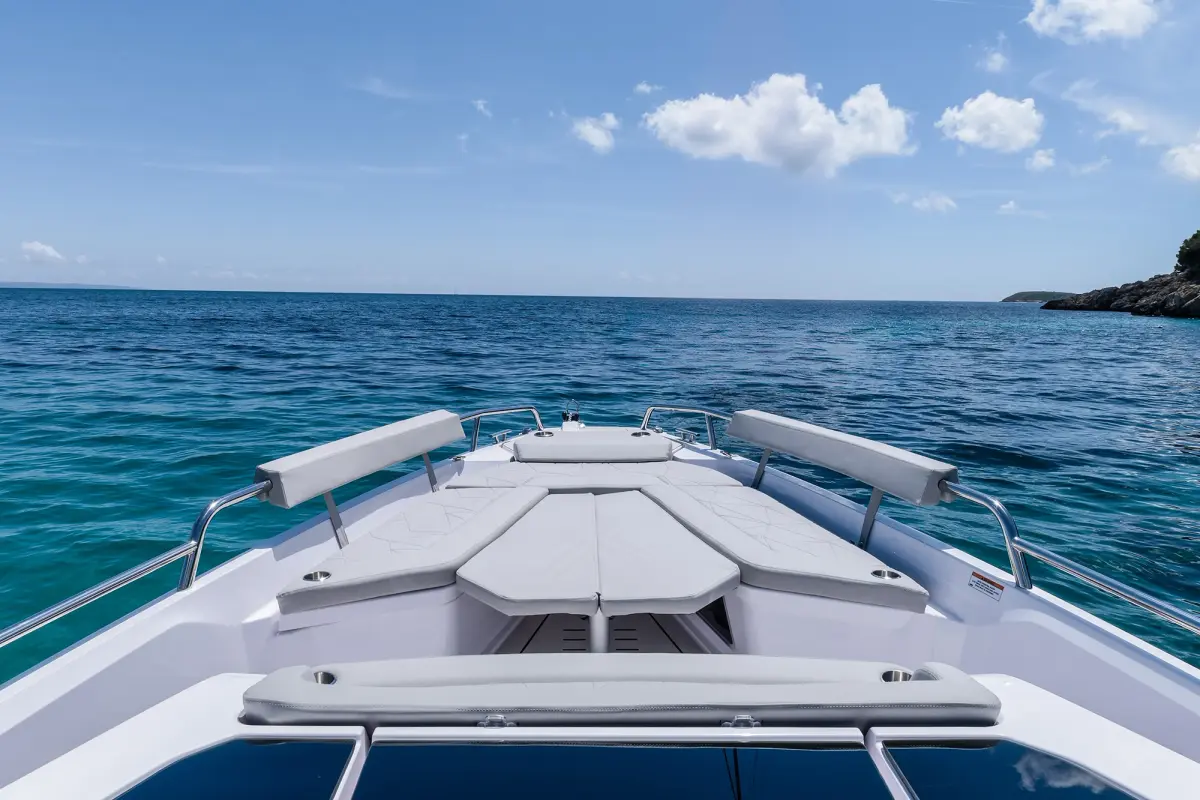 Axopar 28, exterior — Barcelona Yacht Rental, Barcelona. Rápido hacia calas de Sitges antes del mediodía