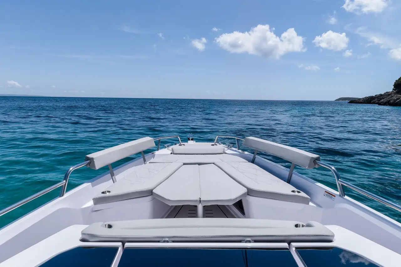 Axopar 28, exterior — Barcelona Yacht Rental, Barcelona. Rápido hacia calas de Sitges antes del mediodía