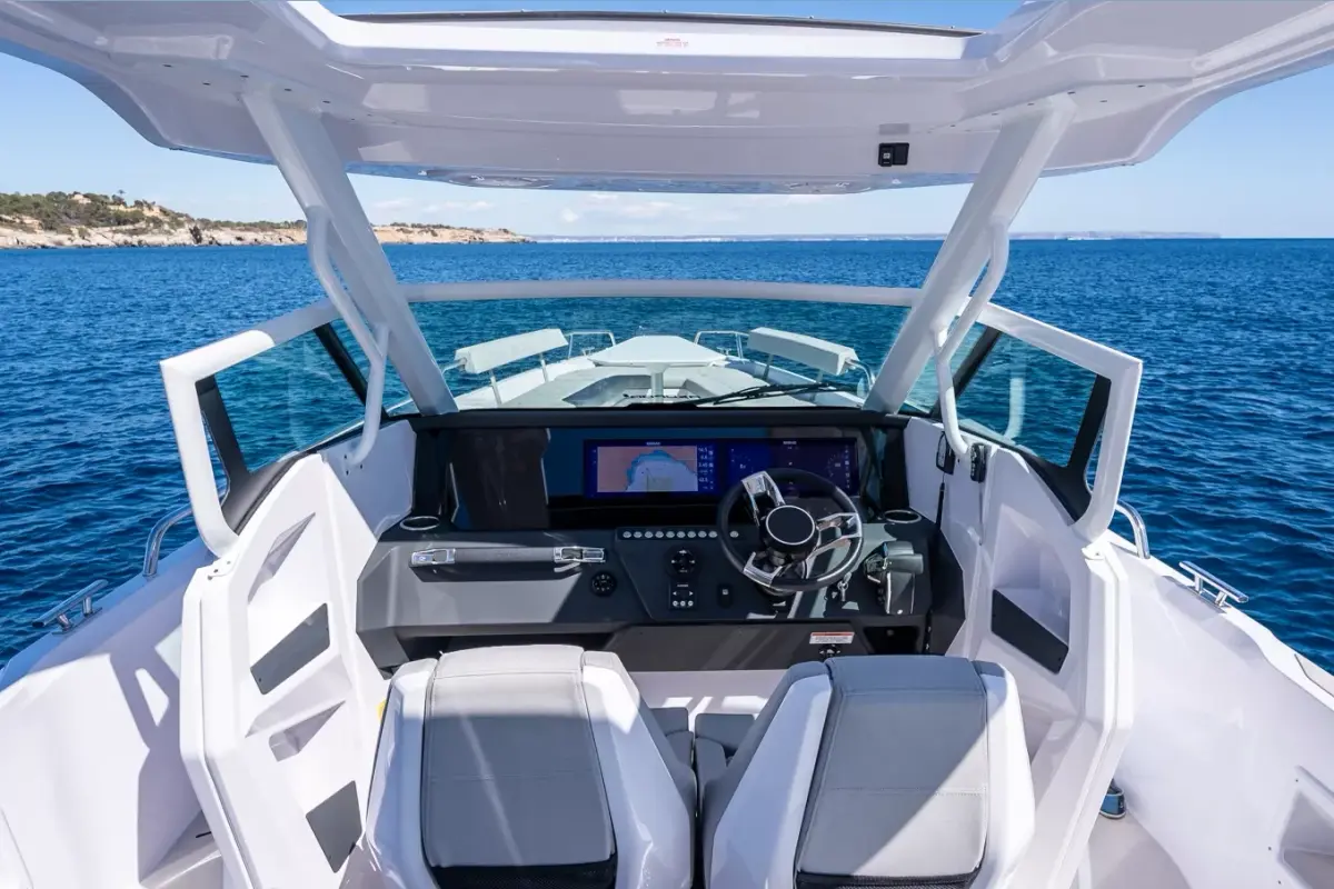 Axopar 28, cubierta principal — Barcelona Yacht Rental, Barcelona. Rápido hacia calas de Sitges antes del mediodía