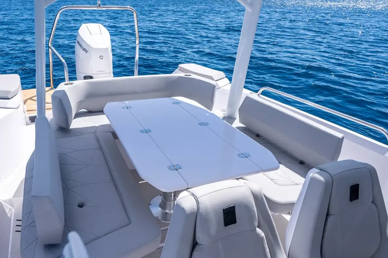 Axopar 28, cubierta de popa — Barcelona Yacht Rental, Barcelona. Rápido hacia calas de Sitges antes del mediodía