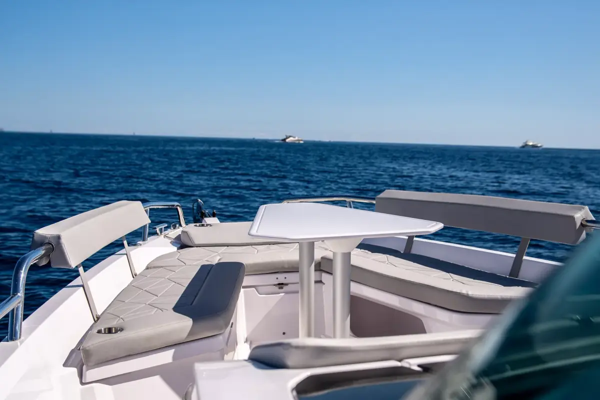 Axopar 28, salón — Barcelona Yacht Rental, Barcelona. Rápido hacia calas de Sitges antes del mediodía