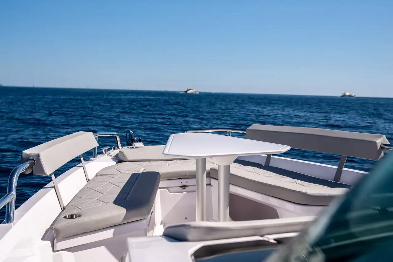 Axopar 28, salón — Barcelona Yacht Rental, Barcelona. Rápido hacia calas de Sitges antes del mediodía