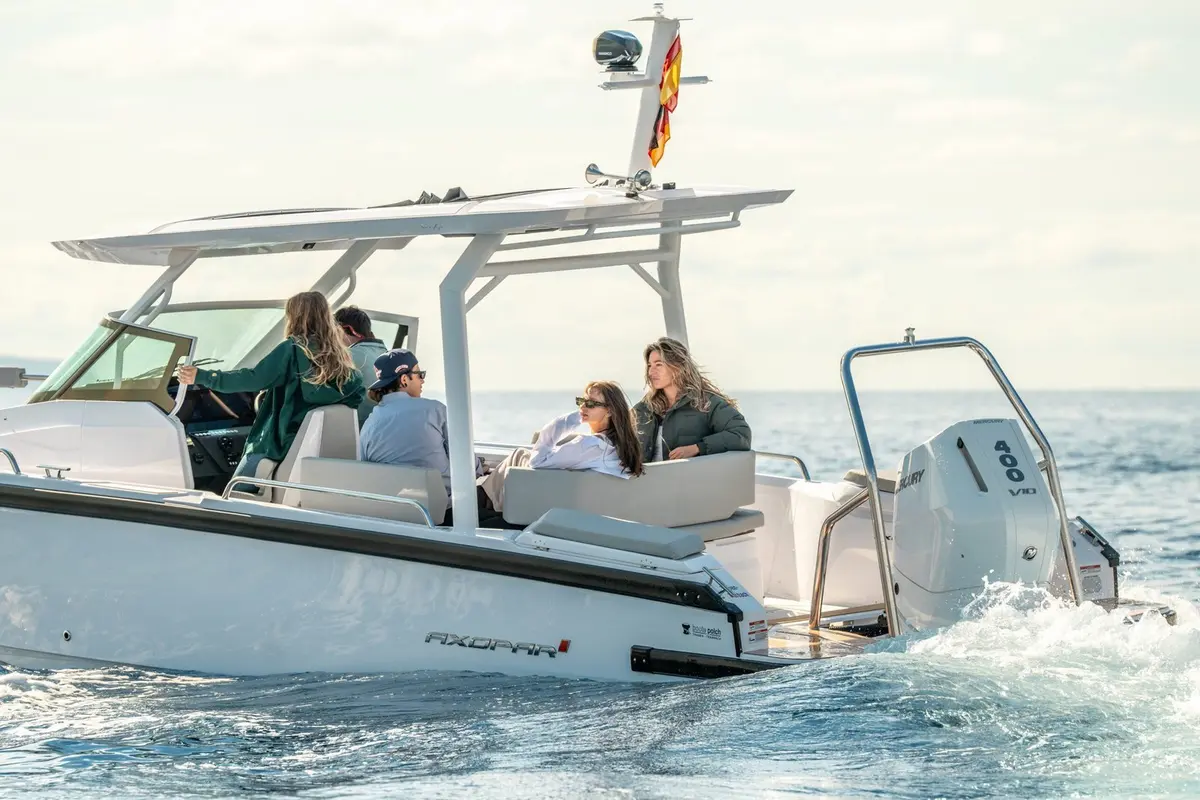 Axopar 28, camarote principal — Barcelona Yacht Rental, Barcelona. Rápido hacia calas de Sitges antes del mediodía