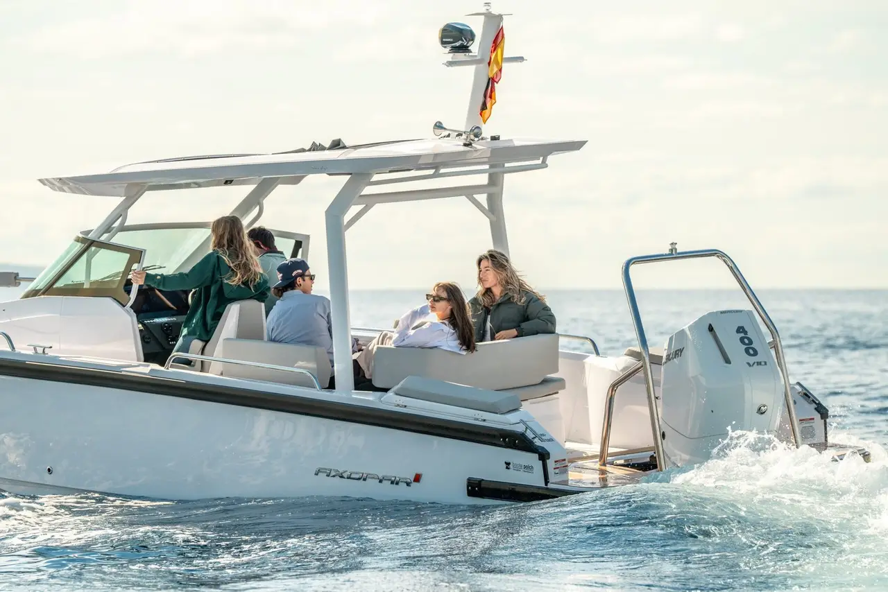 Axopar 28, camarote principal — Barcelona Yacht Rental, Barcelona. Rápido hacia calas de Sitges antes del mediodía