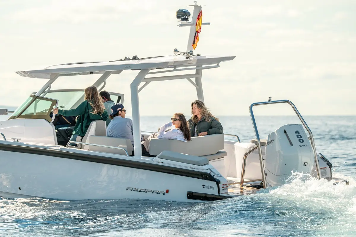 Axopar 28, flybridge — Barcelona Yacht Rental, Barcelona. Rápido hacia calas de Sitges antes del mediodía