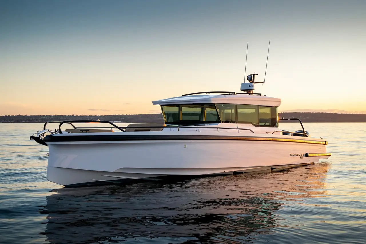 Axopar 37 — Barcelona Yacht Rental, Barcelona. Rápido y ágil rumbo a Sitges por la mañana