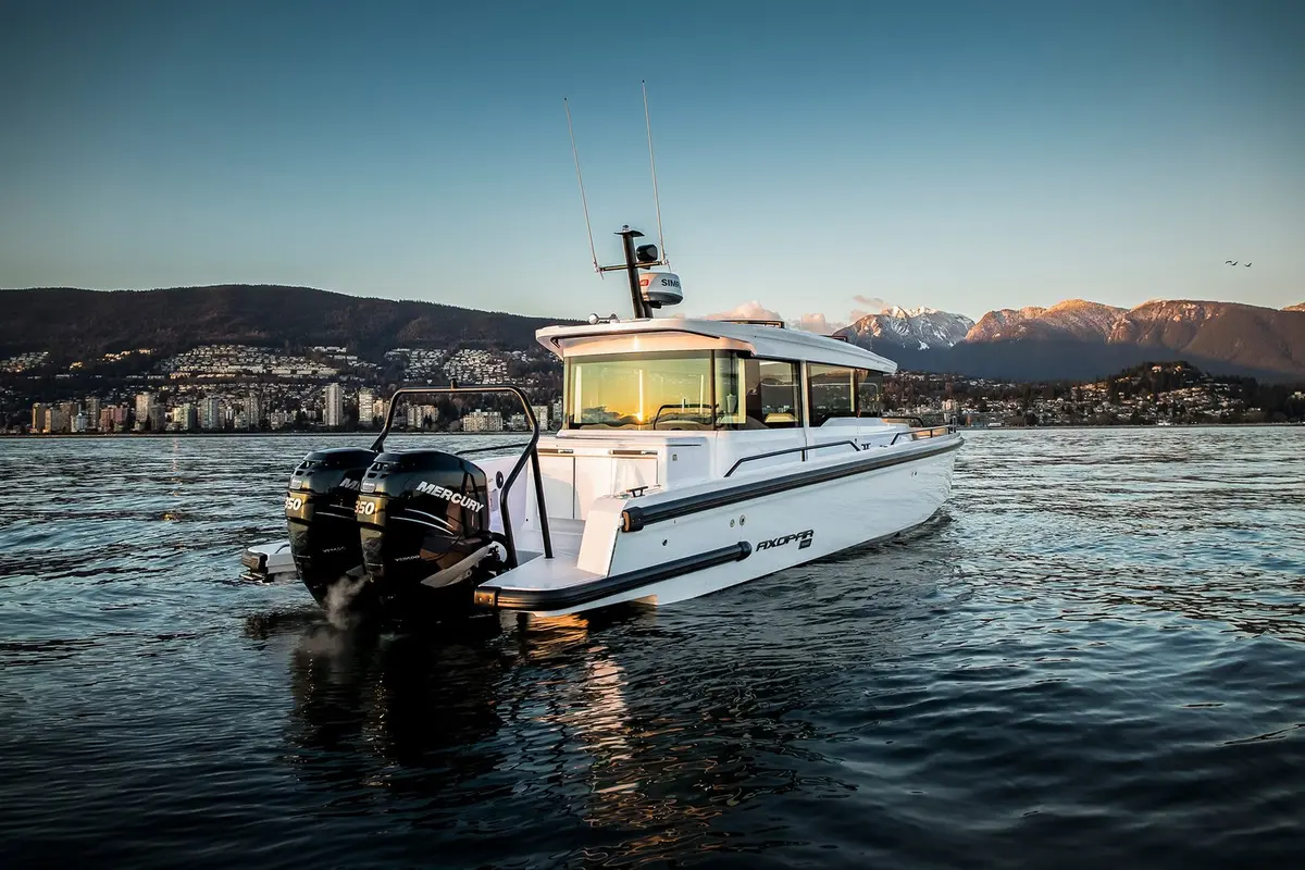 Axopar 37, cubierta principal — Barcelona Yacht Rental, Barcelona. Rápido y ágil rumbo a Sitges por la mañana