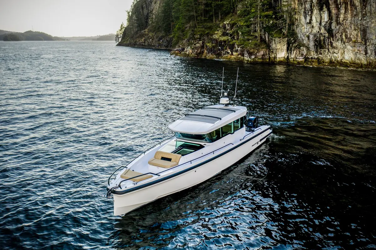 Axopar 37, cubierta de popa — Barcelona Yacht Rental, Barcelona. Rápido y ágil rumbo a Sitges por la mañana