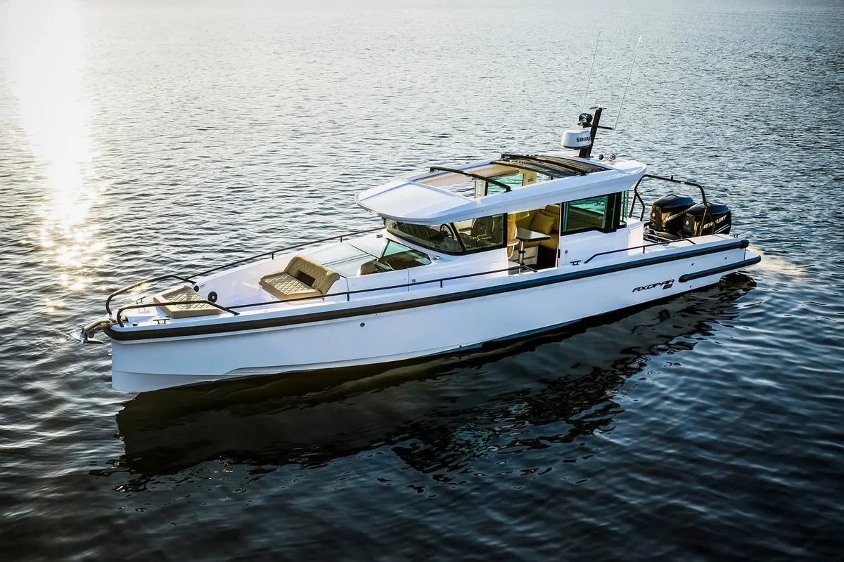 Axopar 37, salón — Barcelona Yacht Rental, Barcelona. Rápido y ágil rumbo a Sitges por la mañana