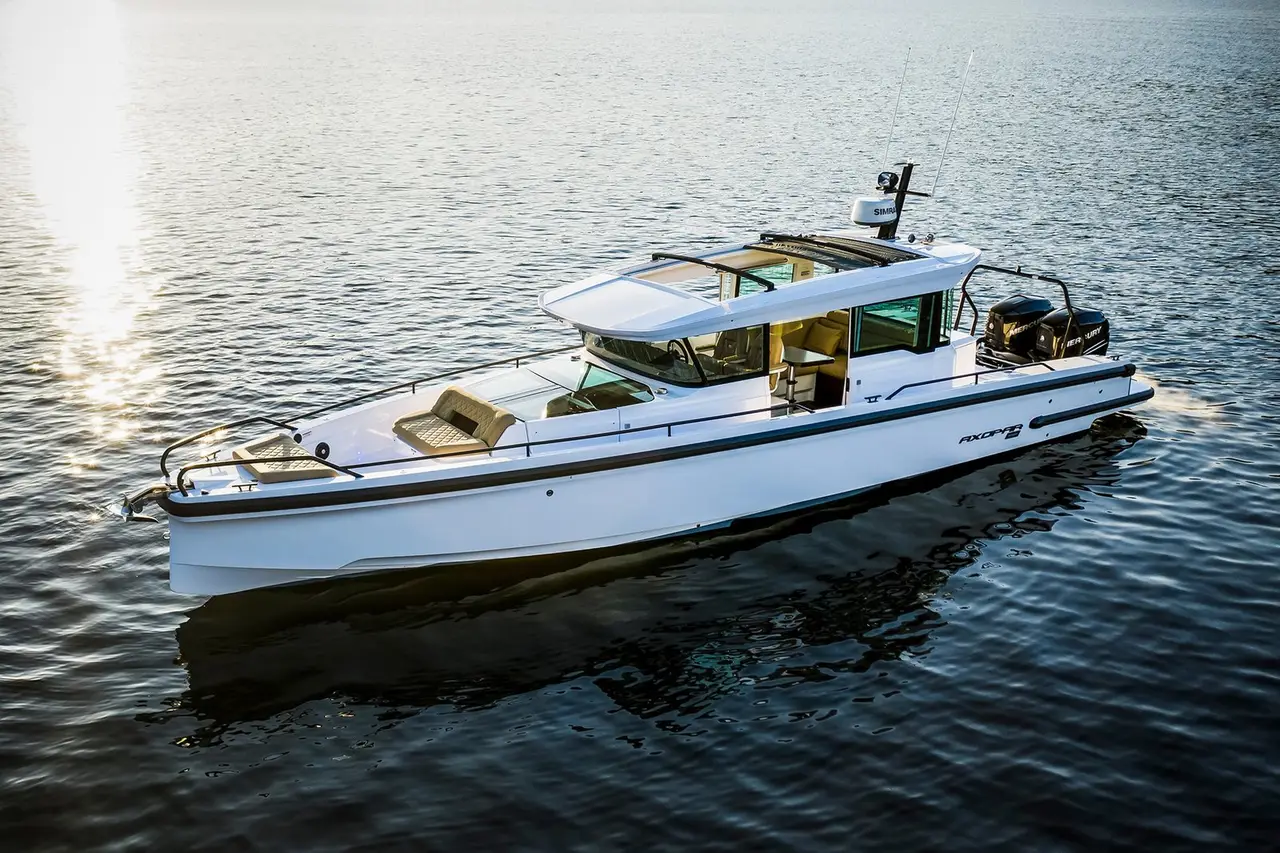 Axopar 37, salón — Barcelona Yacht Rental, Barcelona. Rápido y ágil rumbo a Sitges por la mañana