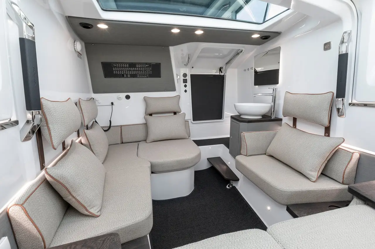 Axopar 37, camarote principal — Barcelona Yacht Rental, Barcelona. Rápido y ágil rumbo a Sitges por la mañana