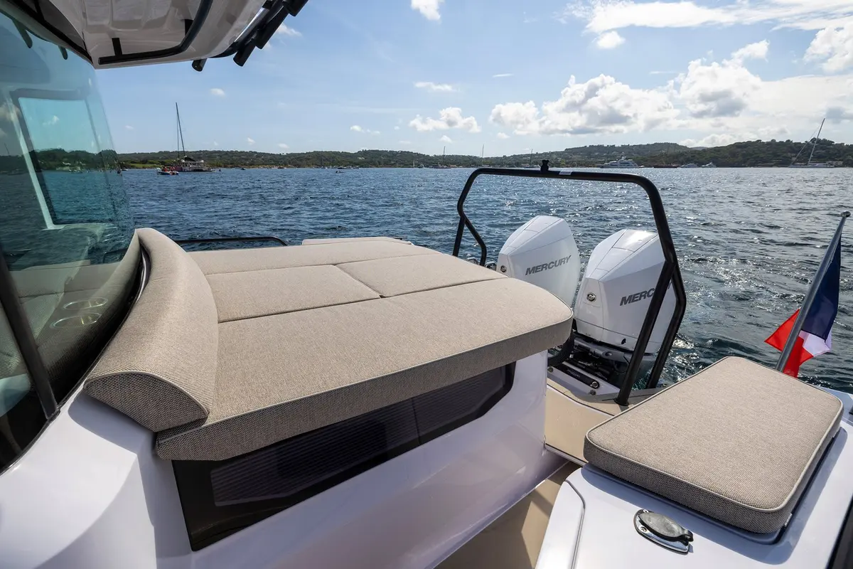 Axopar 37, flybridge — Barcelona Yacht Rental, Barcelona. Rápido y ágil rumbo a Sitges por la mañana