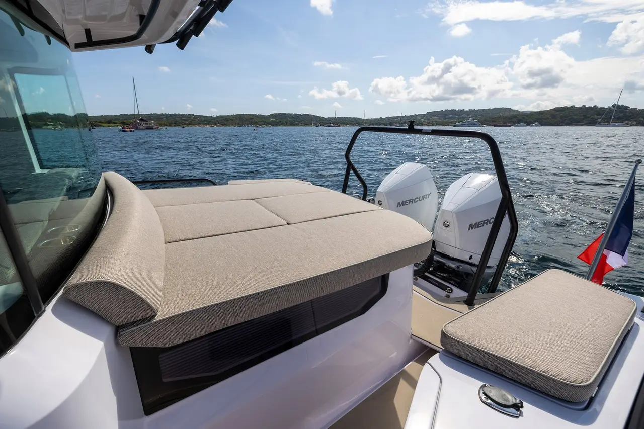 Axopar 37, flybridge — Barcelona Yacht Rental, Barcelona. Rápido y ágil rumbo a Sitges por la mañana