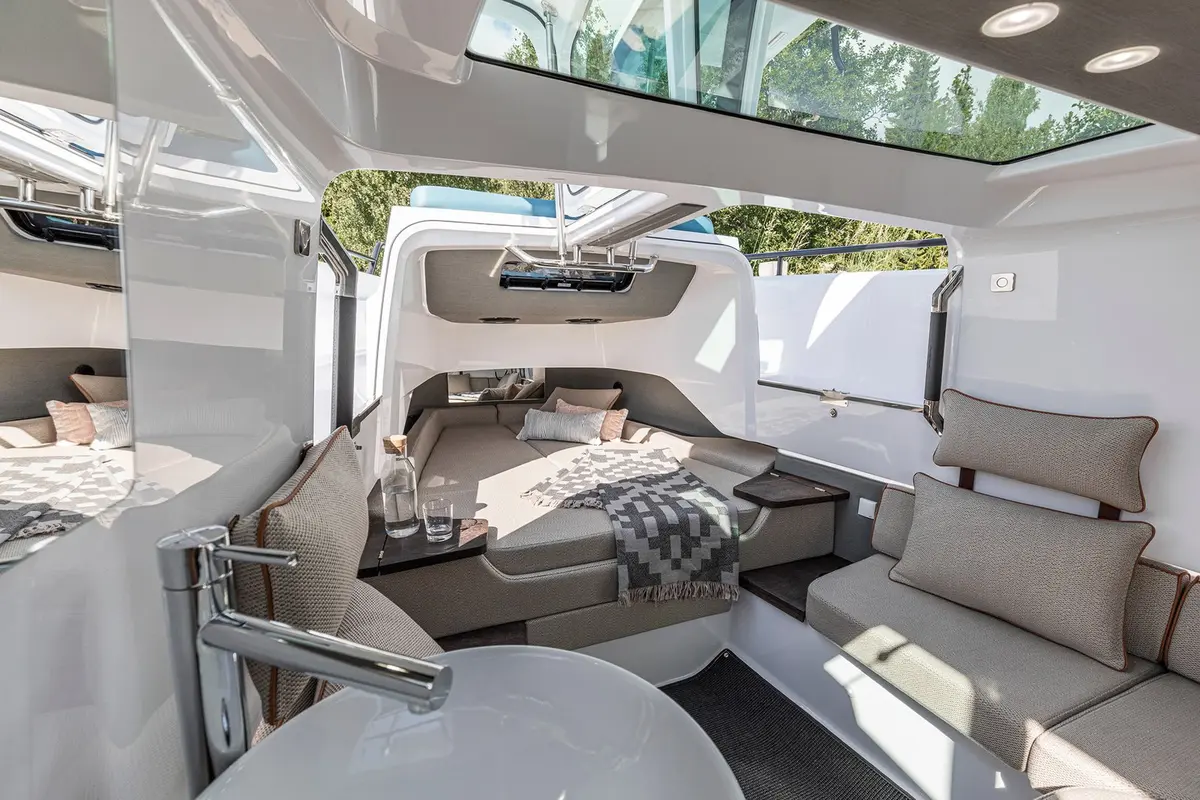 Axopar 37, exterior — Barcelona Yacht Rental, Barcelona. Rápido y ágil rumbo a Sitges por la mañana