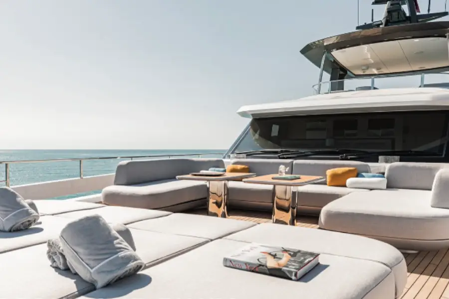 Azimut 116, cubierta principal — Barcelona Yacht Rental, Barcelona. Rumbo a Sitges con toda la cubierta para nadar