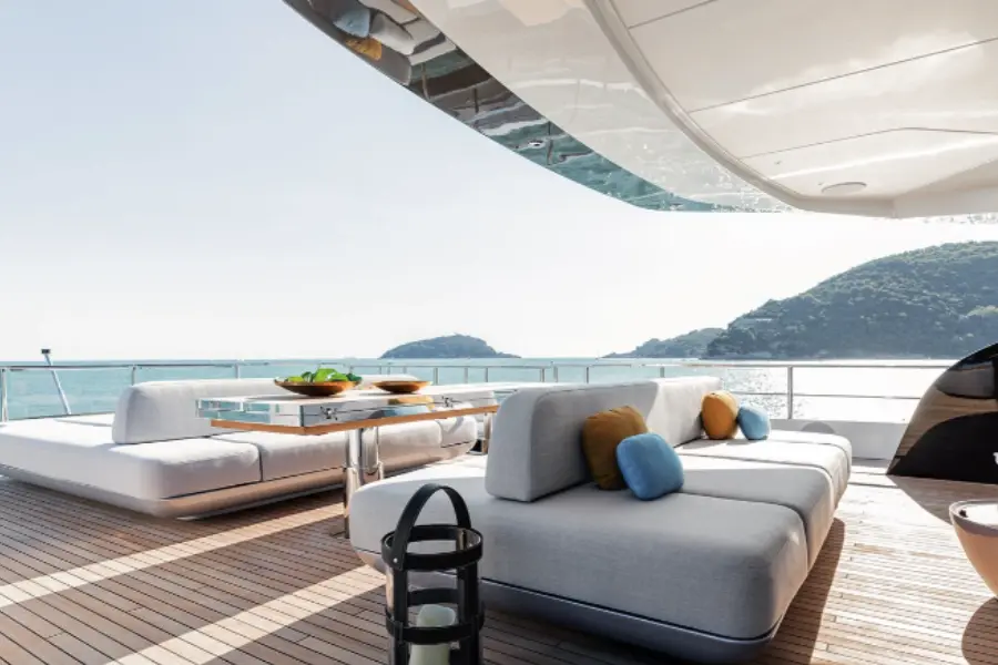 Azimut 116, cubierta de popa — Barcelona Yacht Rental, Barcelona. Rumbo a Sitges con toda la cubierta para nadar