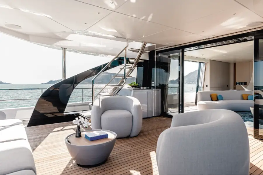 Azimut 116, salón — Barcelona Yacht Rental, Barcelona. Rumbo a Sitges con toda la cubierta para nadar