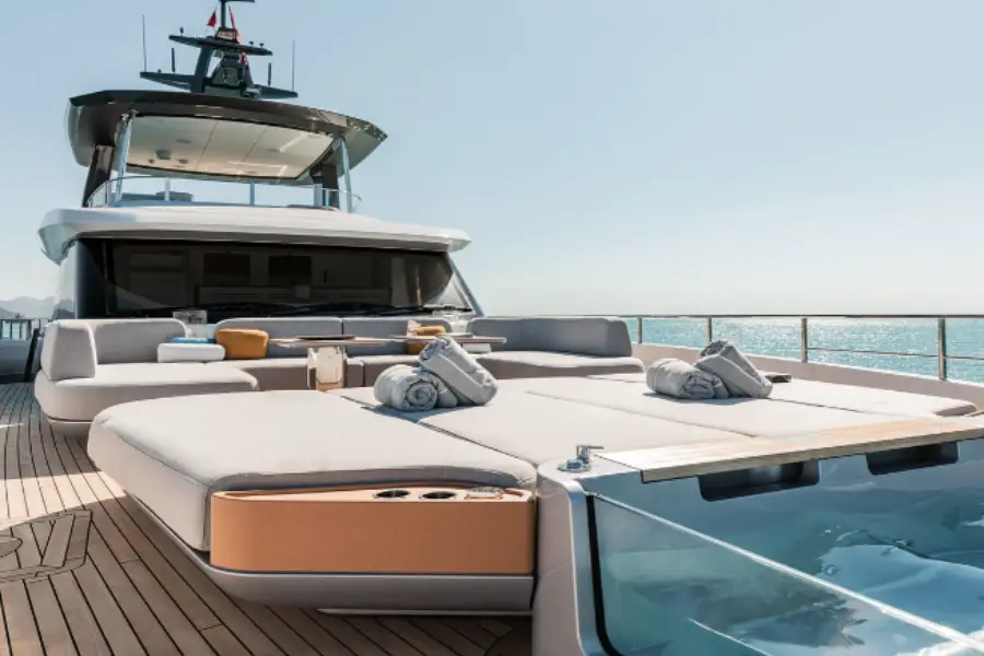 Azimut 116, camarote principal — Barcelona Yacht Rental, Barcelona. Rumbo a Sitges con toda la cubierta para nadar