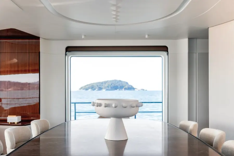 Azimut 116, flybridge — Barcelona Yacht Rental, Barcelona. Rumbo a Sitges con toda la cubierta para nadar