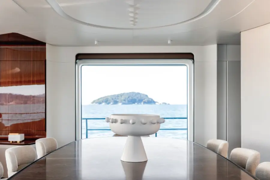 Azimut 116, flybridge — Barcelona Yacht Rental, Barcelona. Rumbo a Sitges con toda la cubierta para nadar
