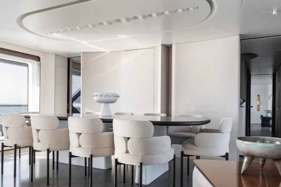 Azimut 116, exterior — Barcelona Yacht Rental, Barcelona. Rumbo a Sitges con toda la cubierta para nadar