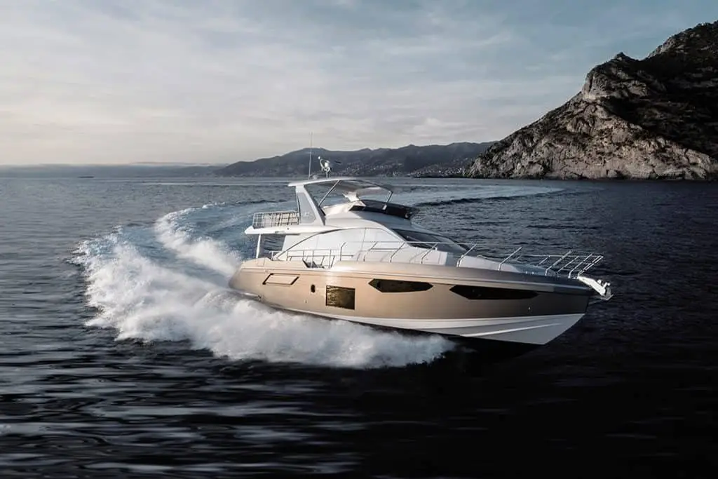 Azimut 60 Fly — Barcelona Yacht Rental, Barcelona. Flybridge amplio para tardes de baño frente a Sitges
