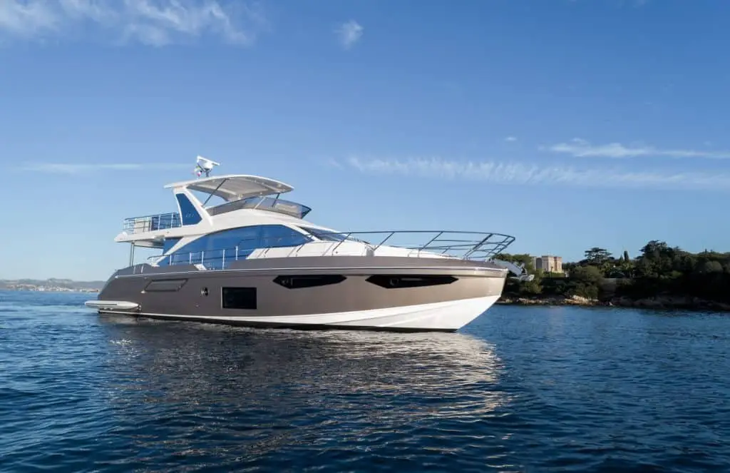 Azimut 60 Fly, exterior — Barcelona Yacht Rental, Barcelona. Flybridge amplio para tardes de baño frente a Sitges