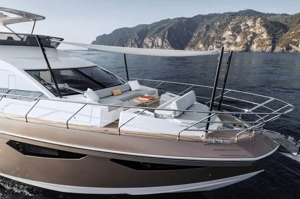 Azimut 60 Fly, cubierta principal — Barcelona Yacht Rental, Barcelona. Flybridge amplio para tardes de baño frente a Sitges