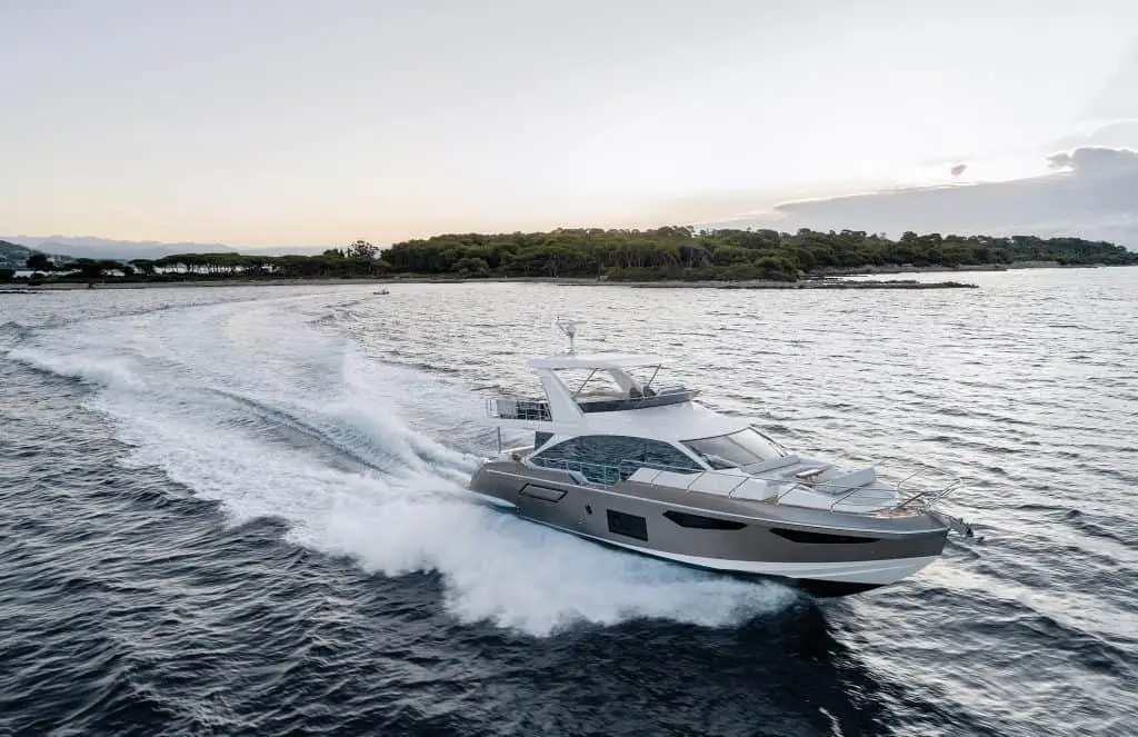 Azimut 60 Fly, cubierta de popa — Barcelona Yacht Rental, Barcelona. Flybridge amplio para tardes de baño frente a Sitges
