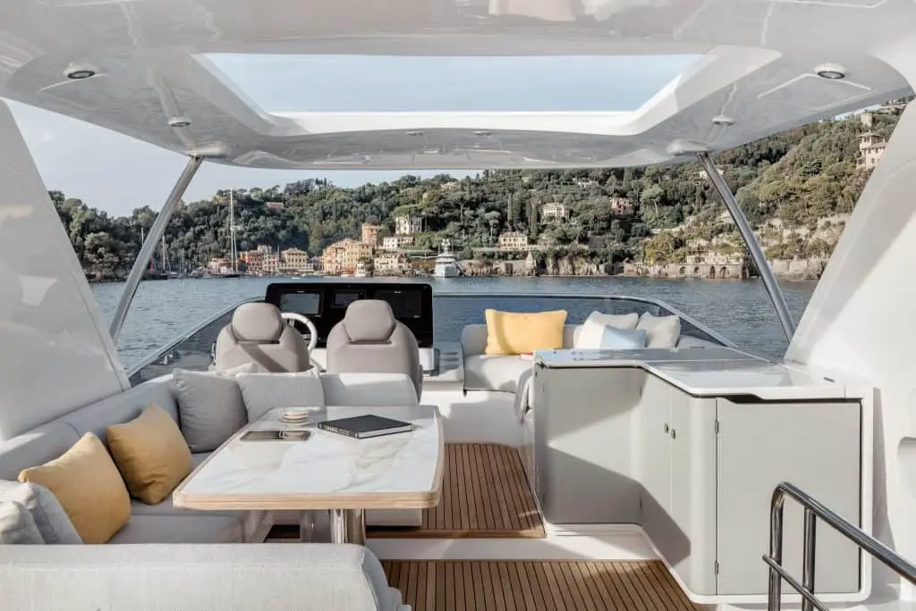 Azimut 60 Fly, salón — Barcelona Yacht Rental, Barcelona. Flybridge amplio para tardes de baño frente a Sitges