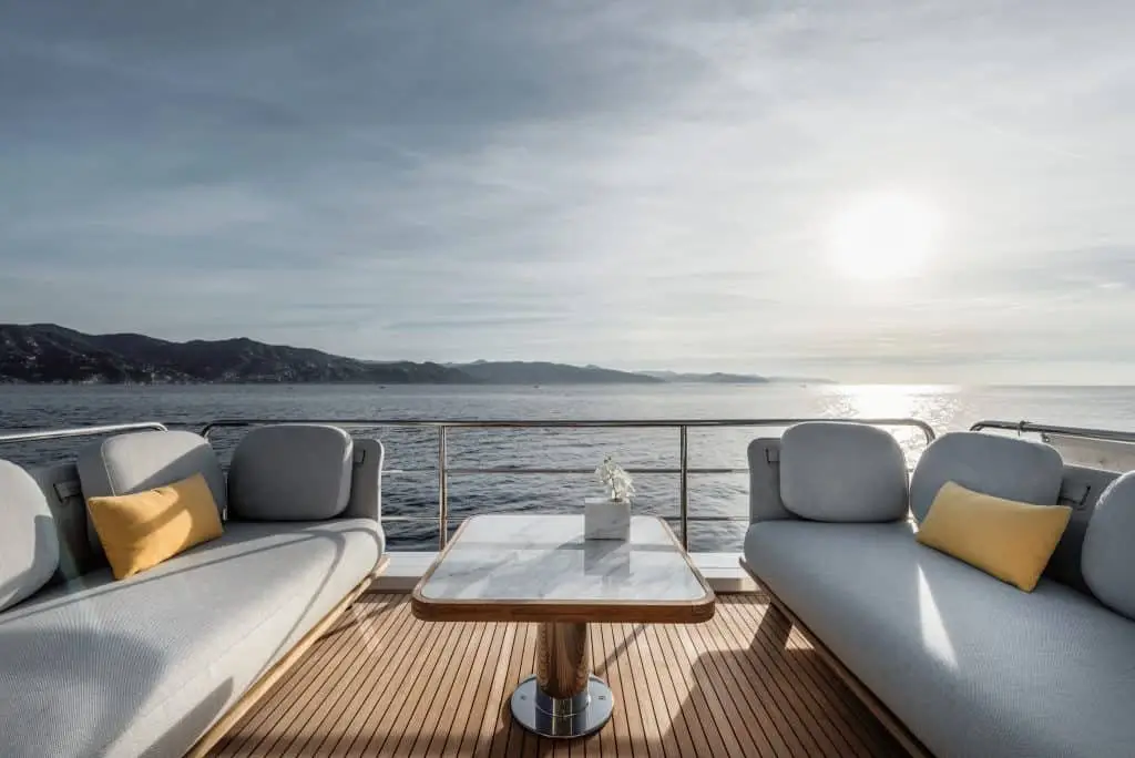 Azimut 60 Fly, camarote principal — Barcelona Yacht Rental, Barcelona. Flybridge amplio para tardes de baño frente a Sitges