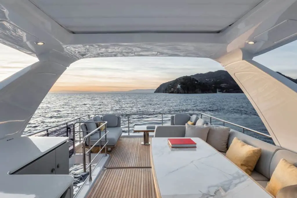 Azimut 60 Fly, flybridge — Barcelona Yacht Rental, Barcelona. Flybridge amplio para tardes de baño frente a Sitges