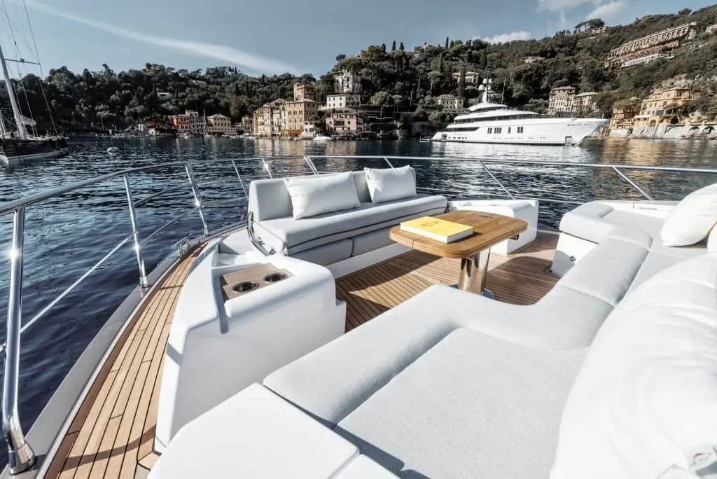 Azimut 60 Fly, exterior — Barcelona Yacht Rental, Barcelona. Flybridge amplio para tardes de baño frente a Sitges