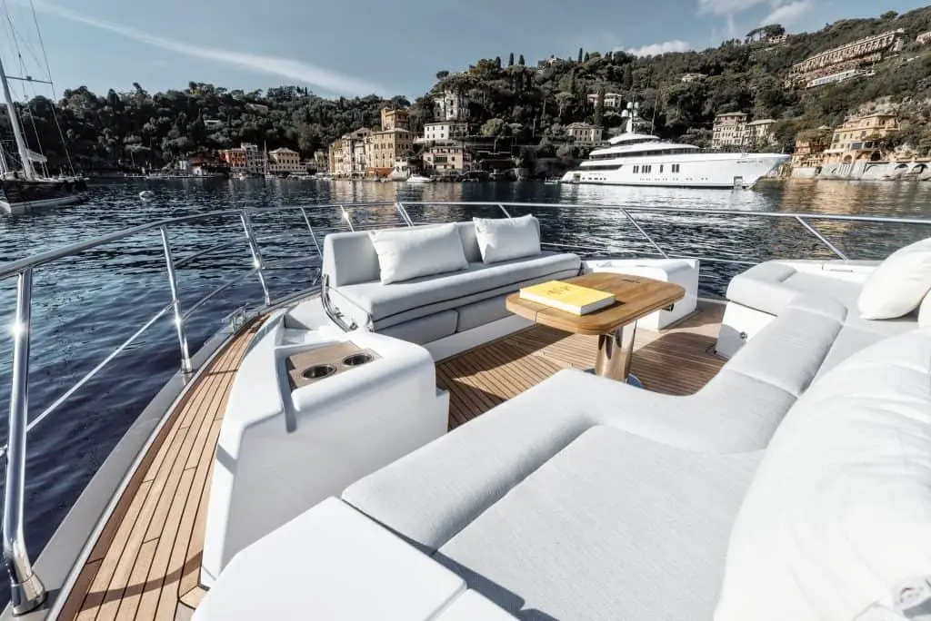 Azimut 60 Fly, exterior — Barcelona Yacht Rental, Barcelona. Flybridge amplio para tardes de baño frente a Sitges