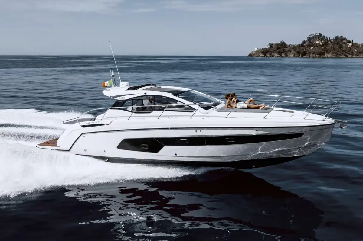 Azimut 45 — Barcelona Yacht Rental, Barcelona. Rumbo a Sitges con baño y sobremesa al sol