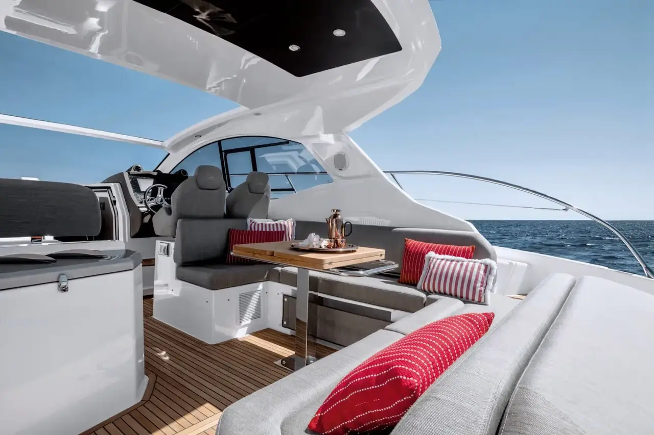 Azimut 45, exterior — Barcelona Yacht Rental, Barcelona. Rumbo a Sitges con baño y sobremesa al sol