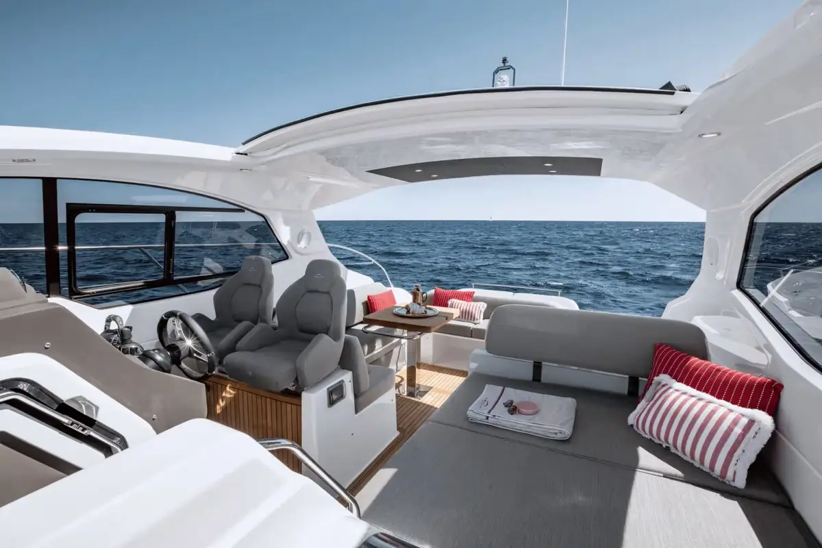Azimut 45, cubierta principal — Barcelona Yacht Rental, Barcelona. Rumbo a Sitges con baño y sobremesa al sol