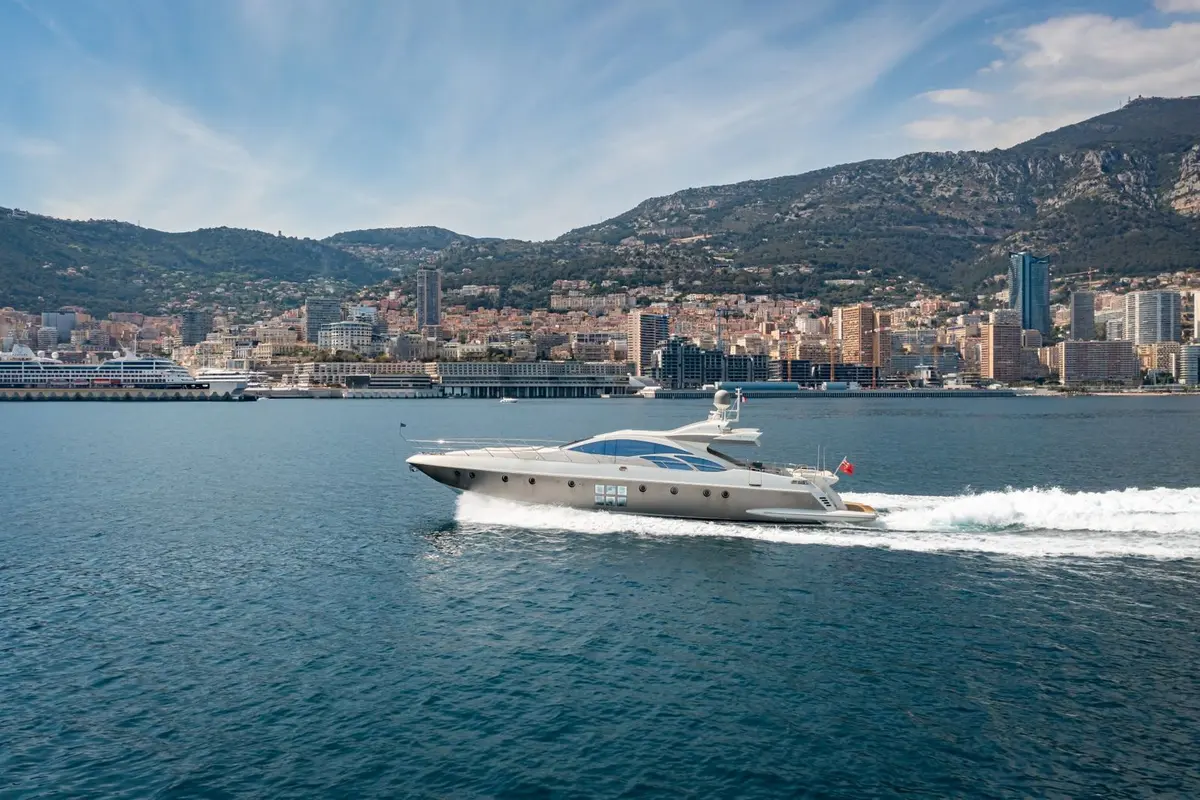 Azimut 86, exterior — Barcelona Yacht Rental, Barcelona. Rumbo a Sitges con toda la tarde por delante