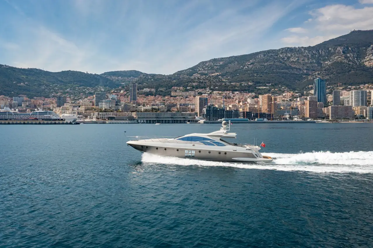 Azimut 86, exterior — Barcelona Yacht Rental, Barcelona. Rumbo a Sitges con toda la tarde por delante
